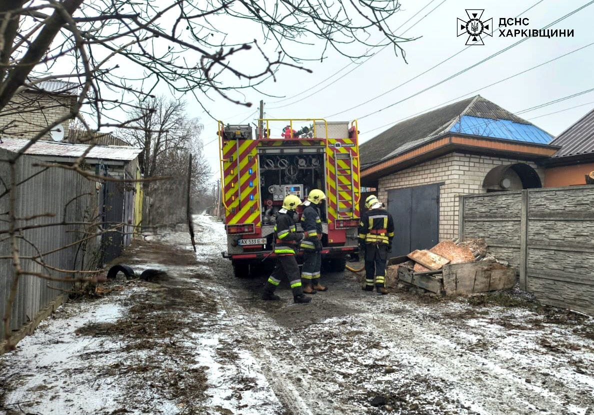 Рятульники гасять пожежу в місті Дергачі