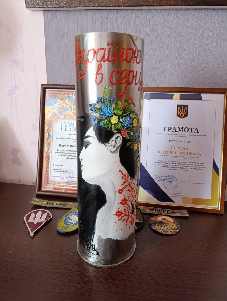 розписана гільза від снаряда