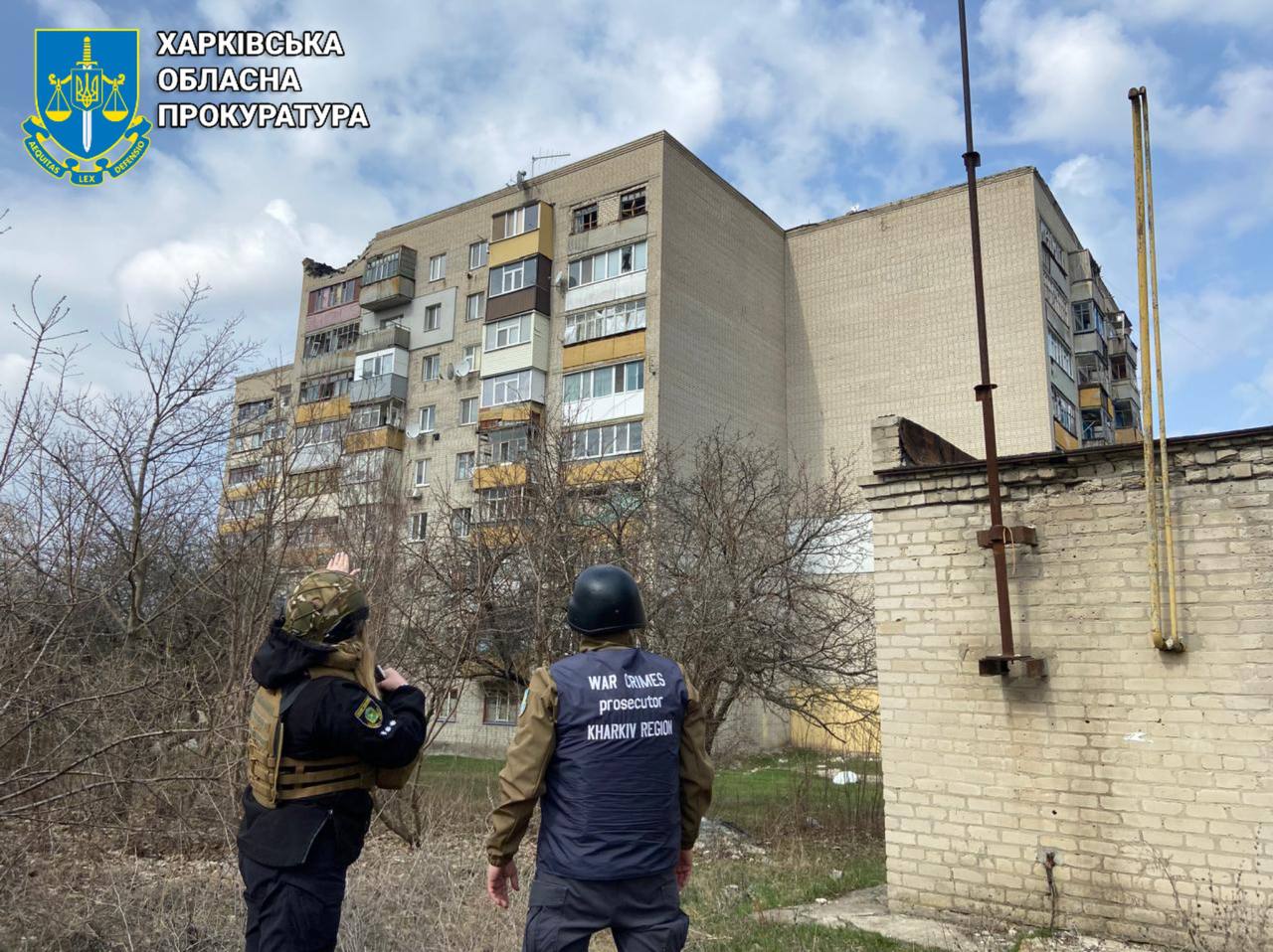 Дрон влучив у дах багатоповерхівки
