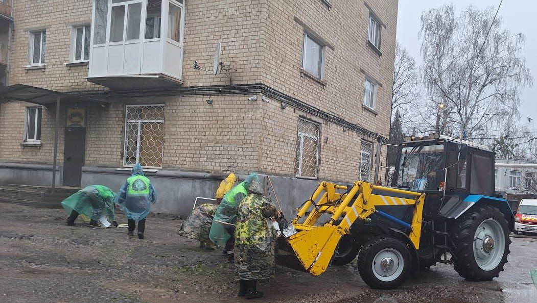 комунальники прибирають уламки