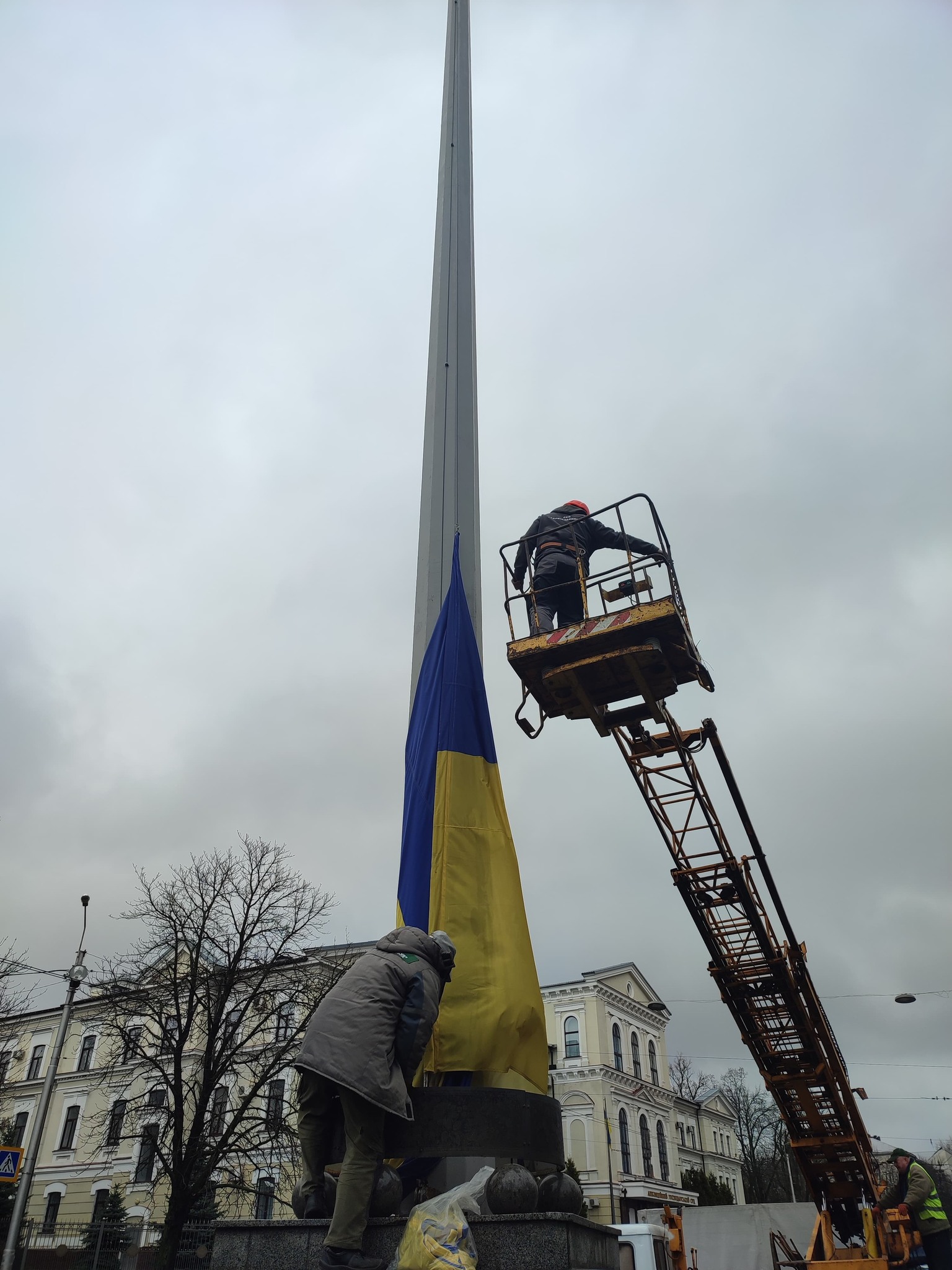 У Харкові замінили державний прапор