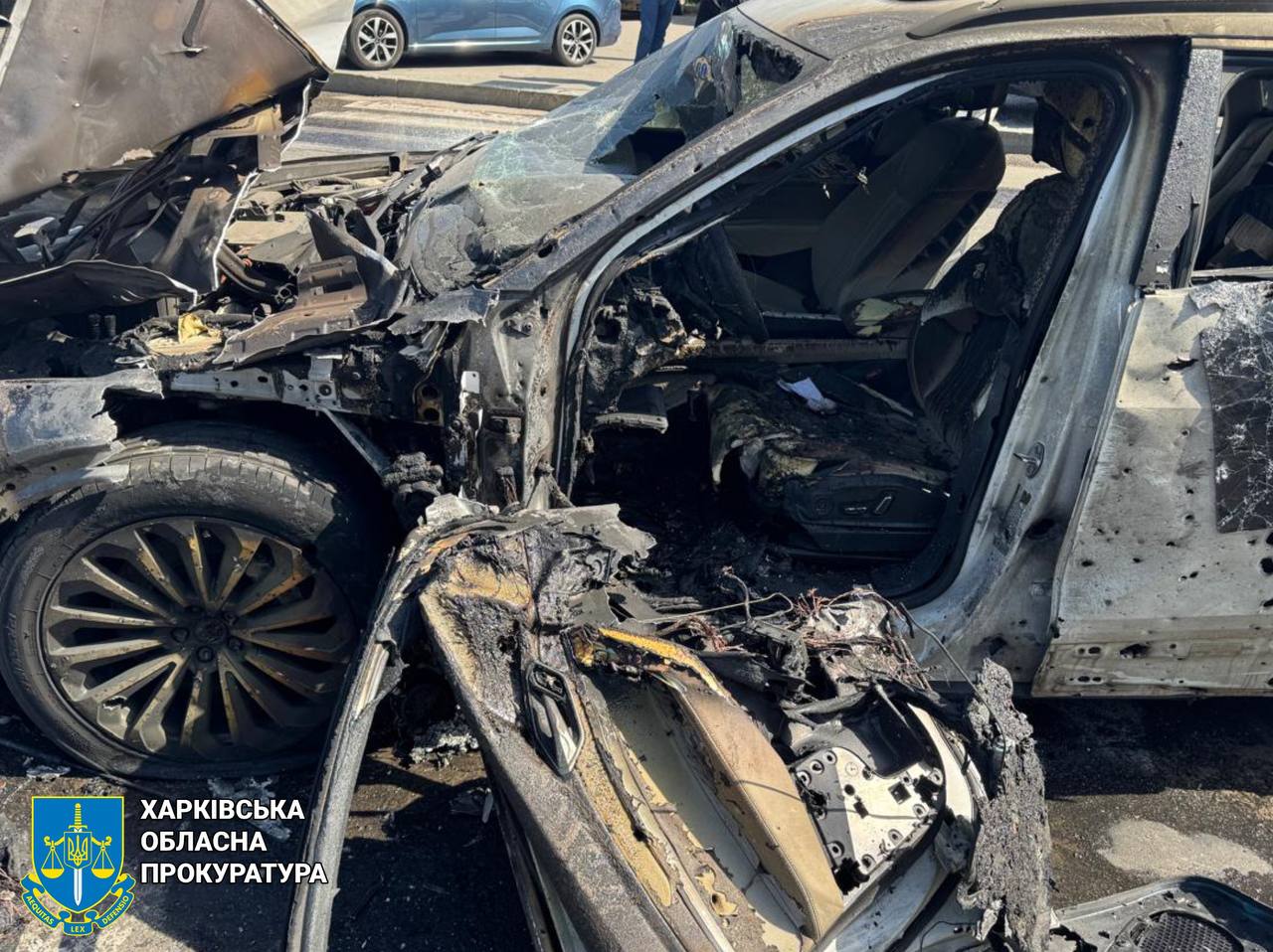 Спалене авто внаслідок обстрілу