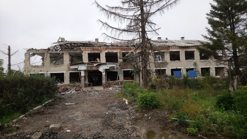 Зруйнована іімназія в Оскільській громаді 