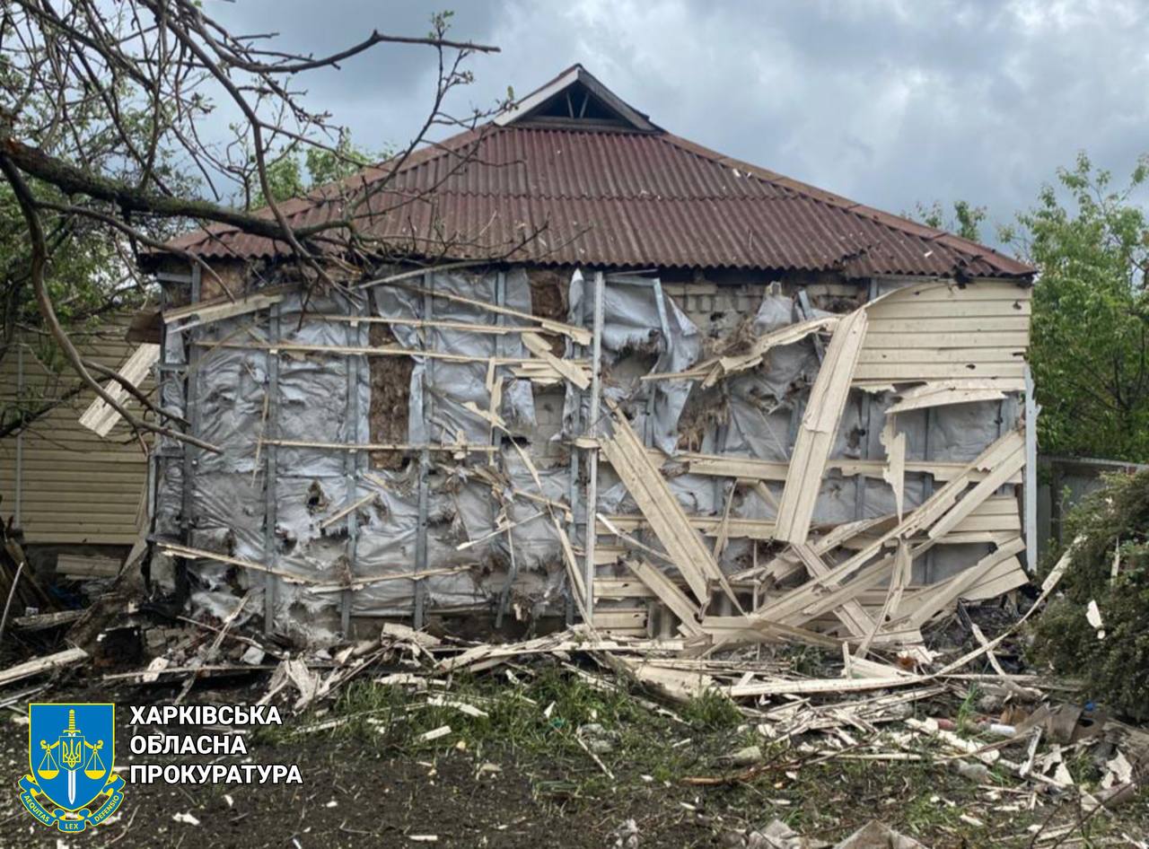 Пошкоджений обстрілами будинок