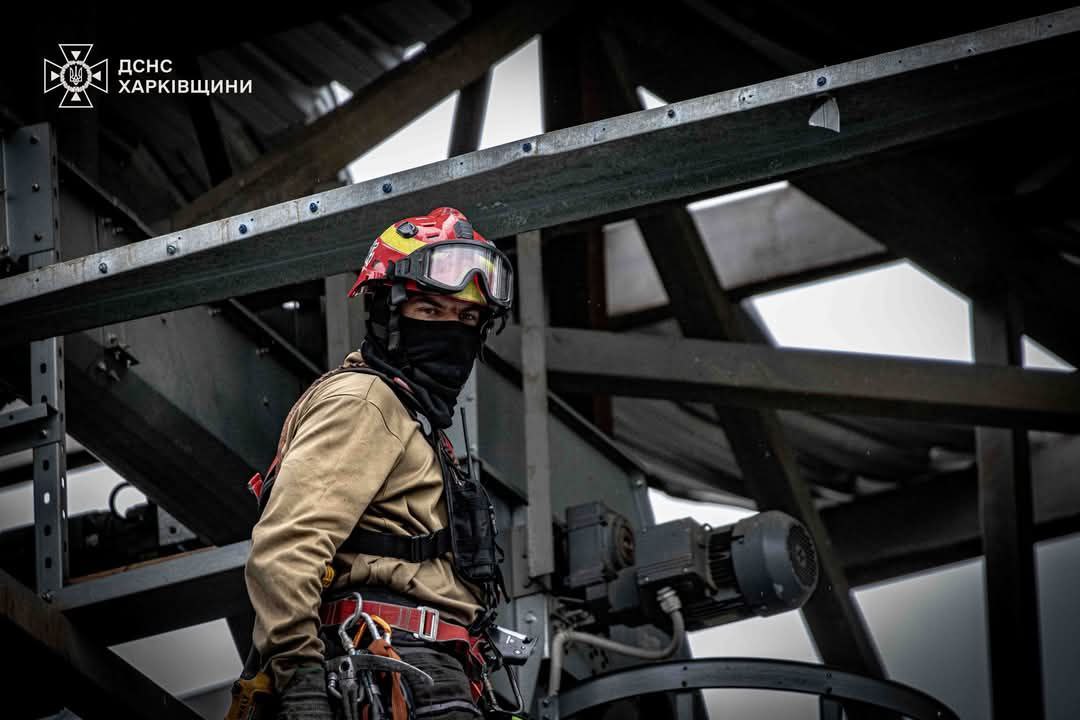 ДСНС працює на обстріляному об’єкті
