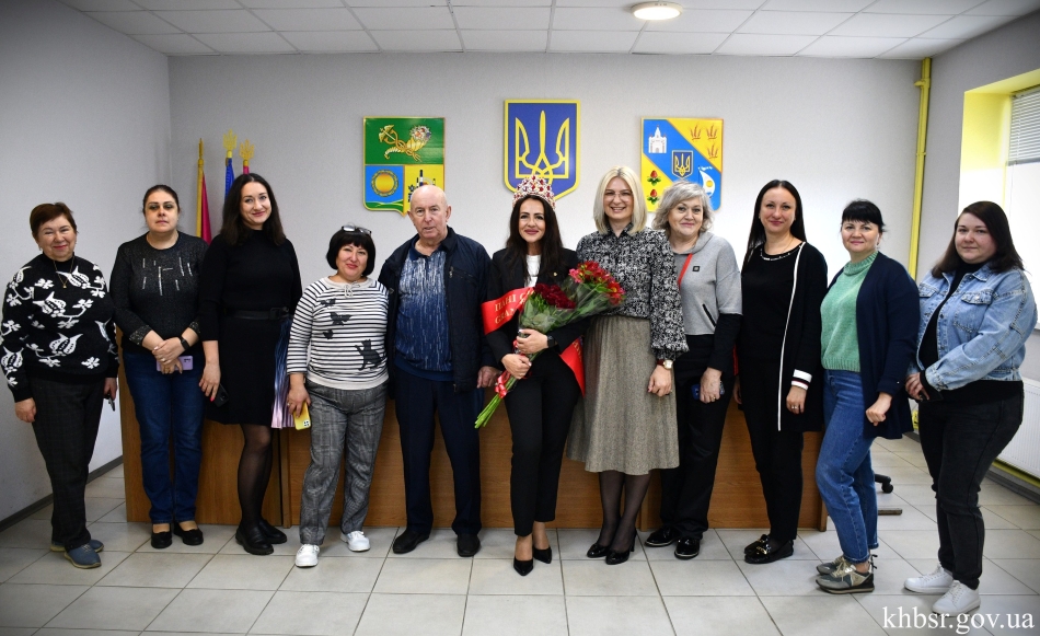 Переможниця конкурсу «Пані Слобожанщина 2025» Наталя Раріна з представниками Безлюдівської громади