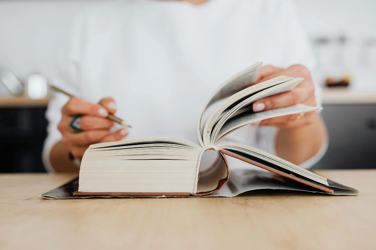 День працівників видавництв, поліграфії та книгорозповсюдження в Україні.