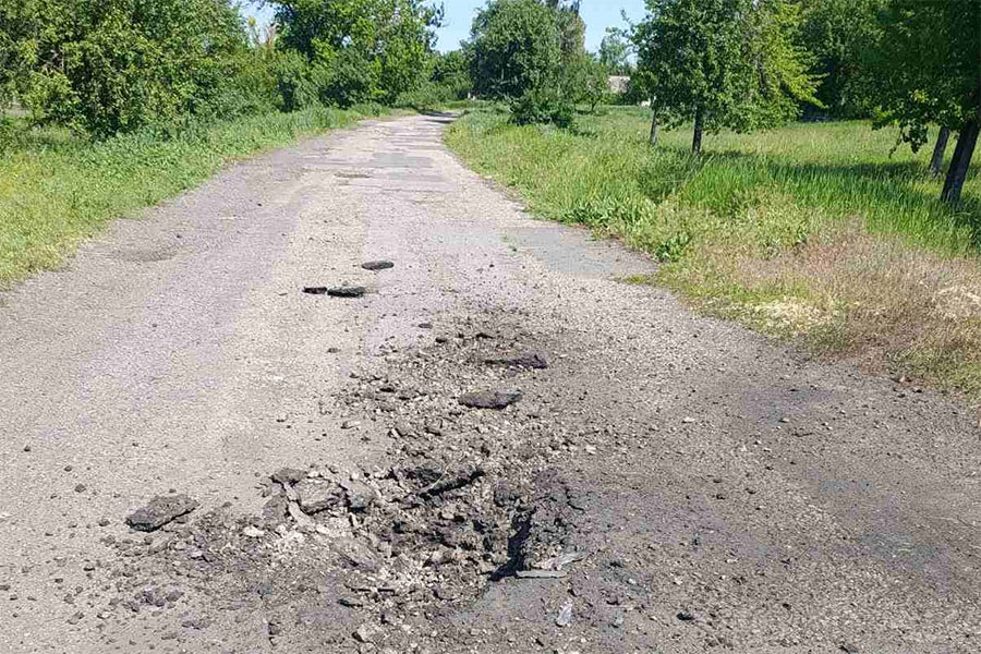 Внаслідок обстрілу в Івашках пошкоджено дорожнє покриття 