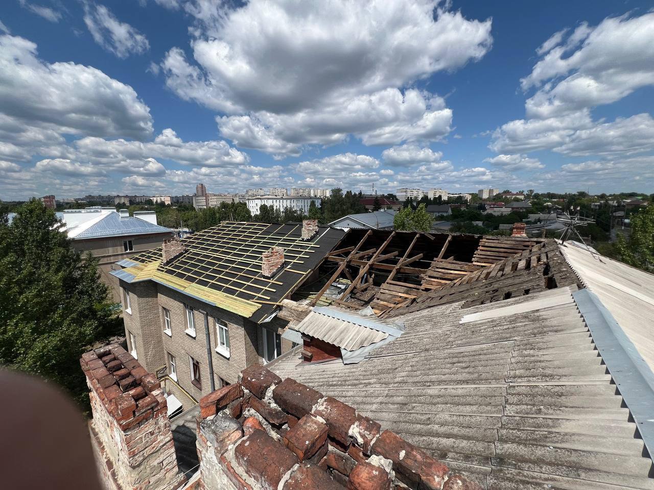 Відновлення даху після обстрілу