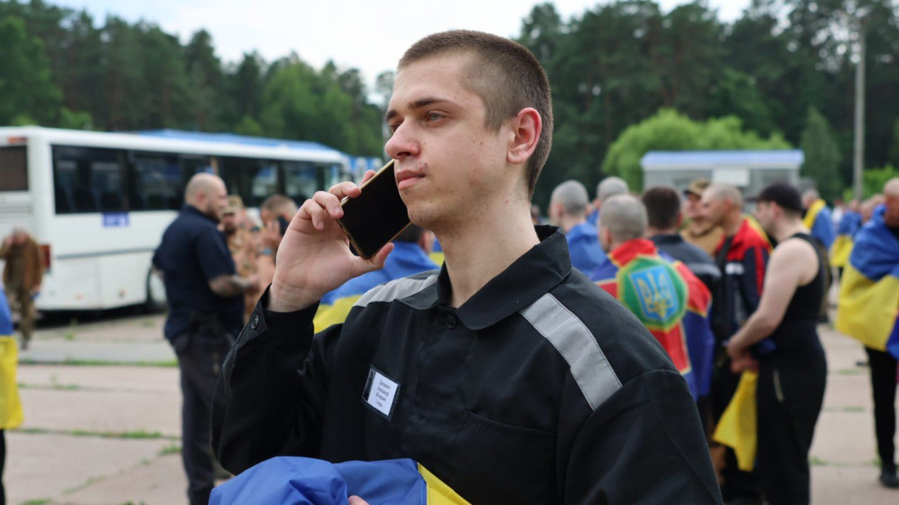 Військові, яких звільнили з полону рф