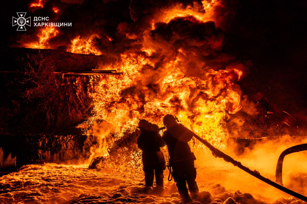 Масштабна пожежа після обстрілу