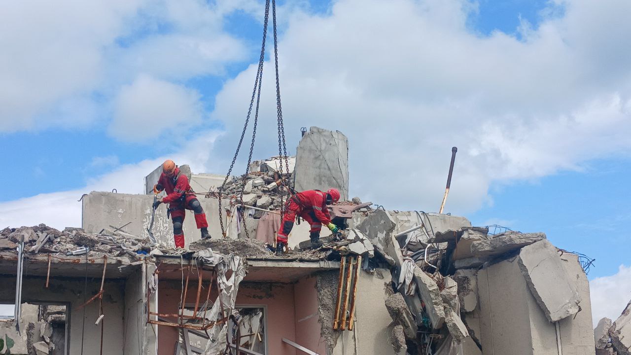Демонтаж зруйнованих будинків