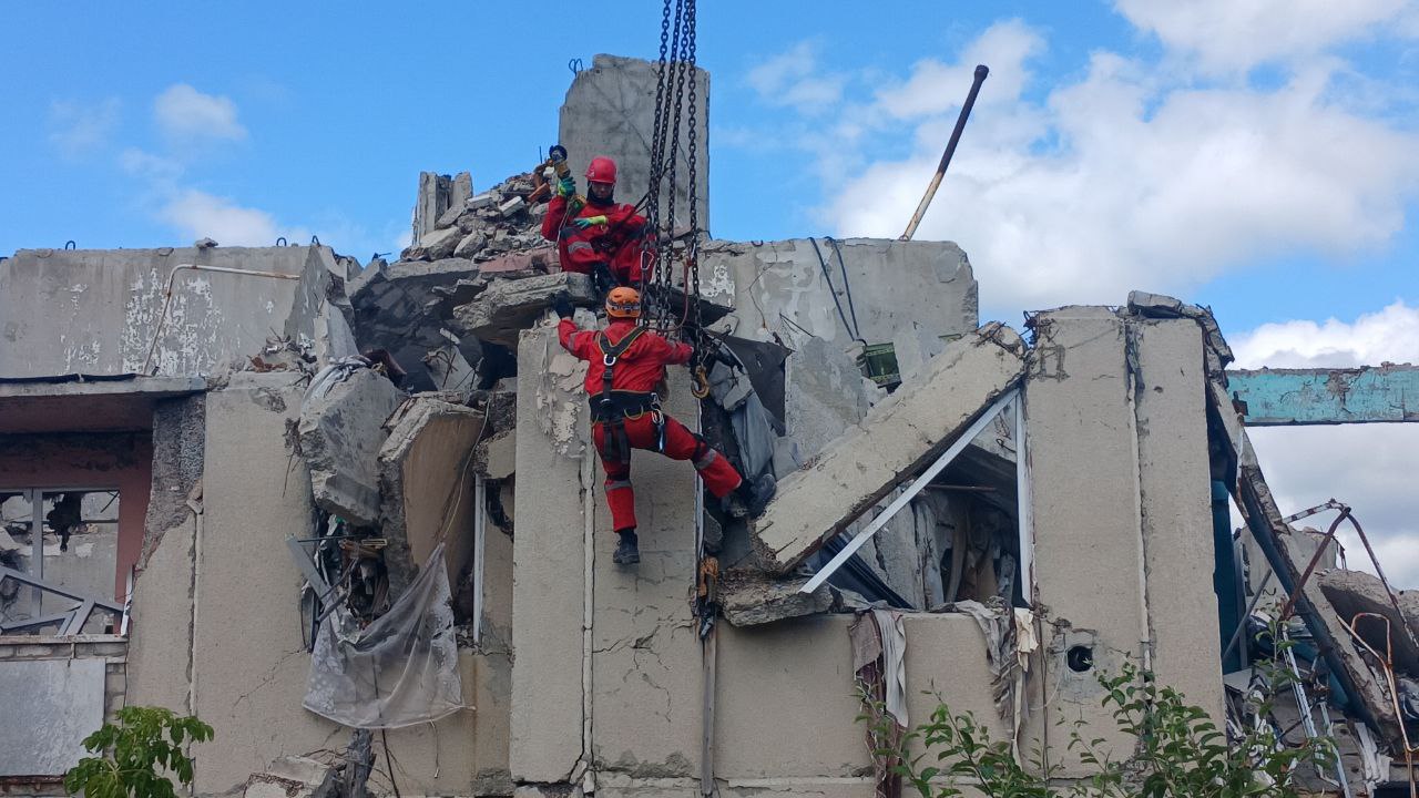 Фахівці демонтували аварійні конструкції