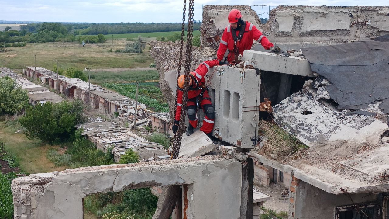 Прибрали аварійні бетонні конструкції