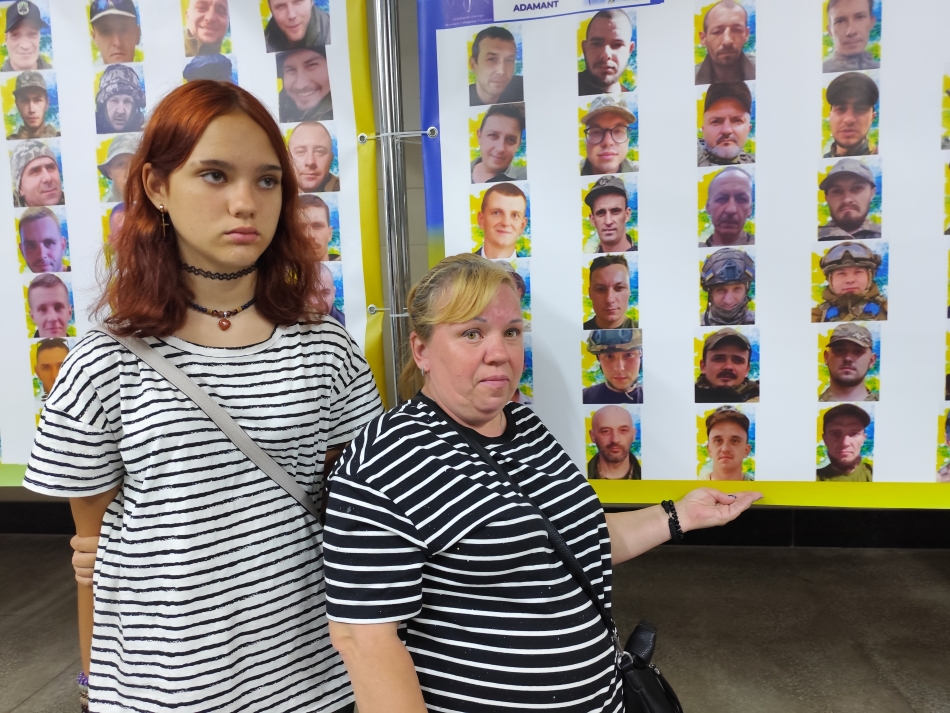 Виставка світлин полонених та зниклих безвісти у Харкові-1