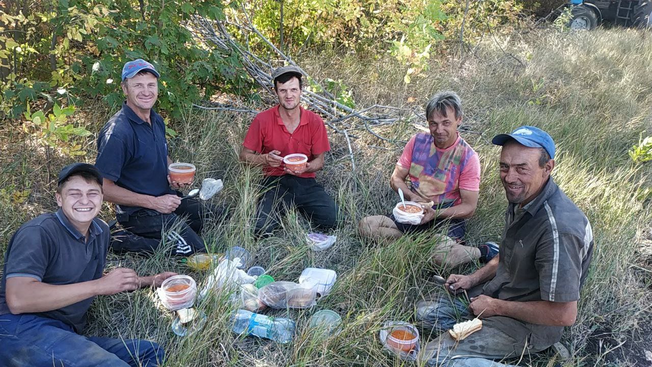 Меанізатори обідають