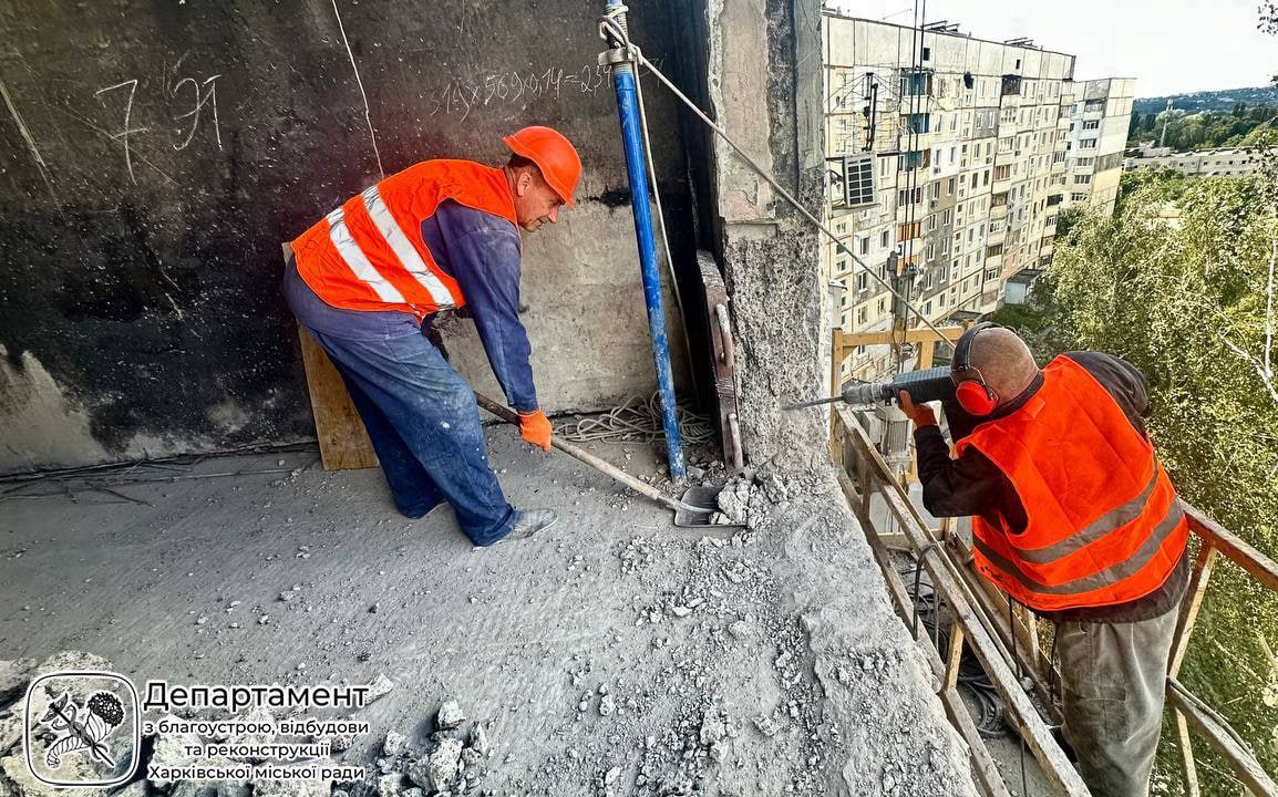 Фахівці ремонтують пошкоджене житло
