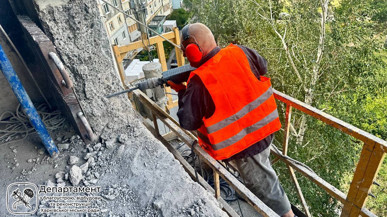 Будівельники відновлюють пошкоджене майно