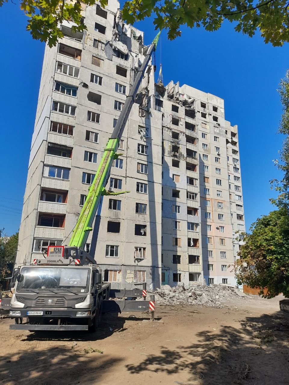 Демонтаж зруйнованого будинку