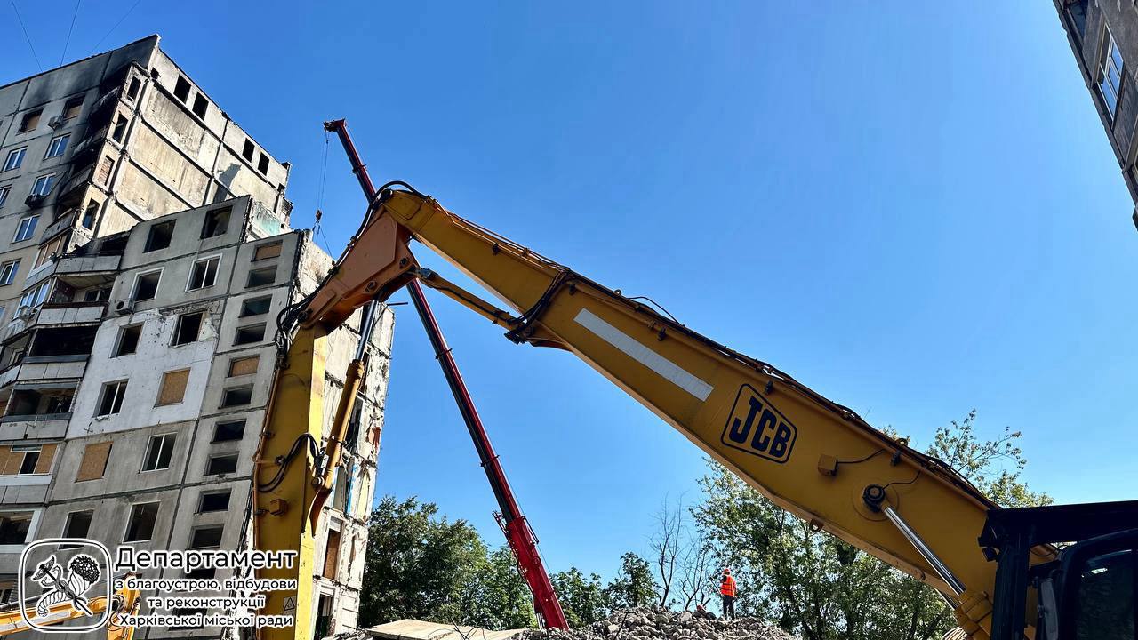 Фахівці зносять частину пошкодженої будівлі