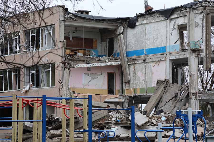 Розбитий навчальний заклад, Лозова
