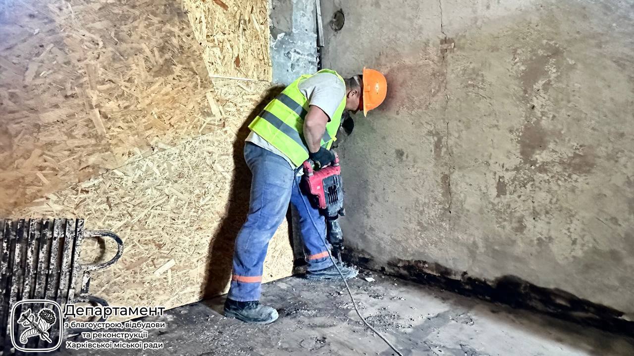 Будівельники ремонтують житловий будинок