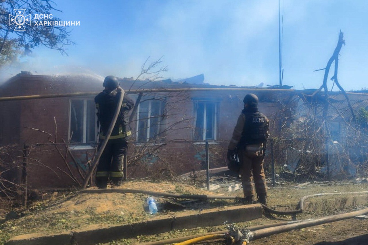 Унаслідок обстрілів рф спалахнули будинки