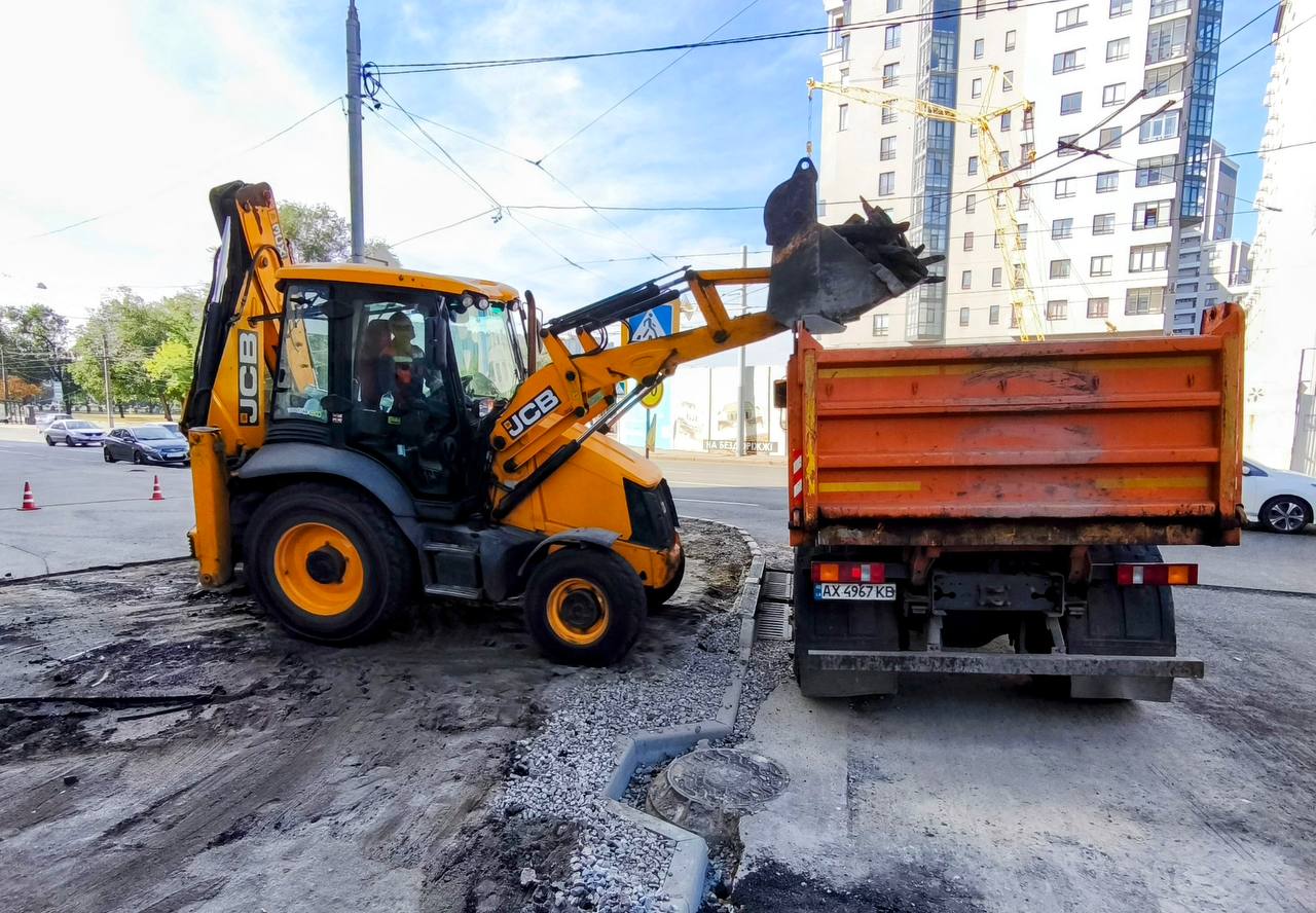 Фахівці лагодять дорожнє покриття