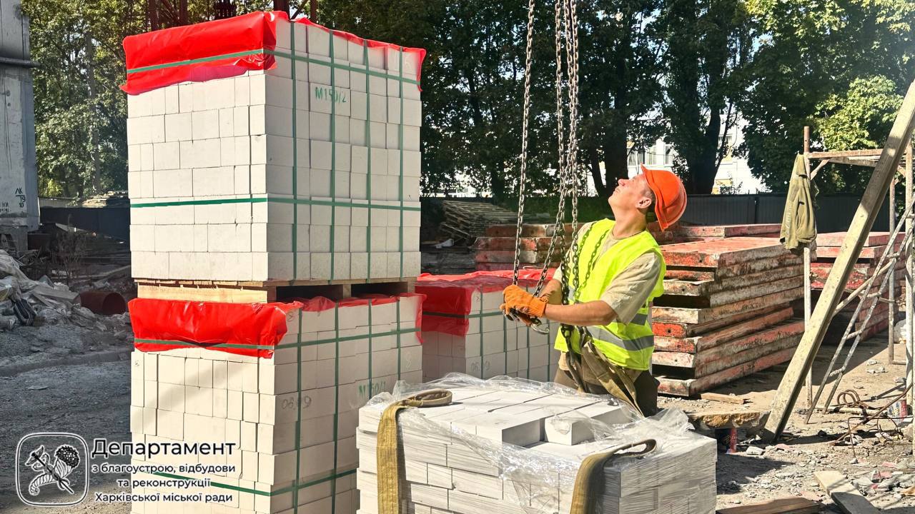 Фахівці відновлюють будинок