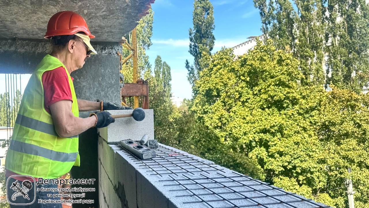 Комунальники лагодять пошкоджену будівлю