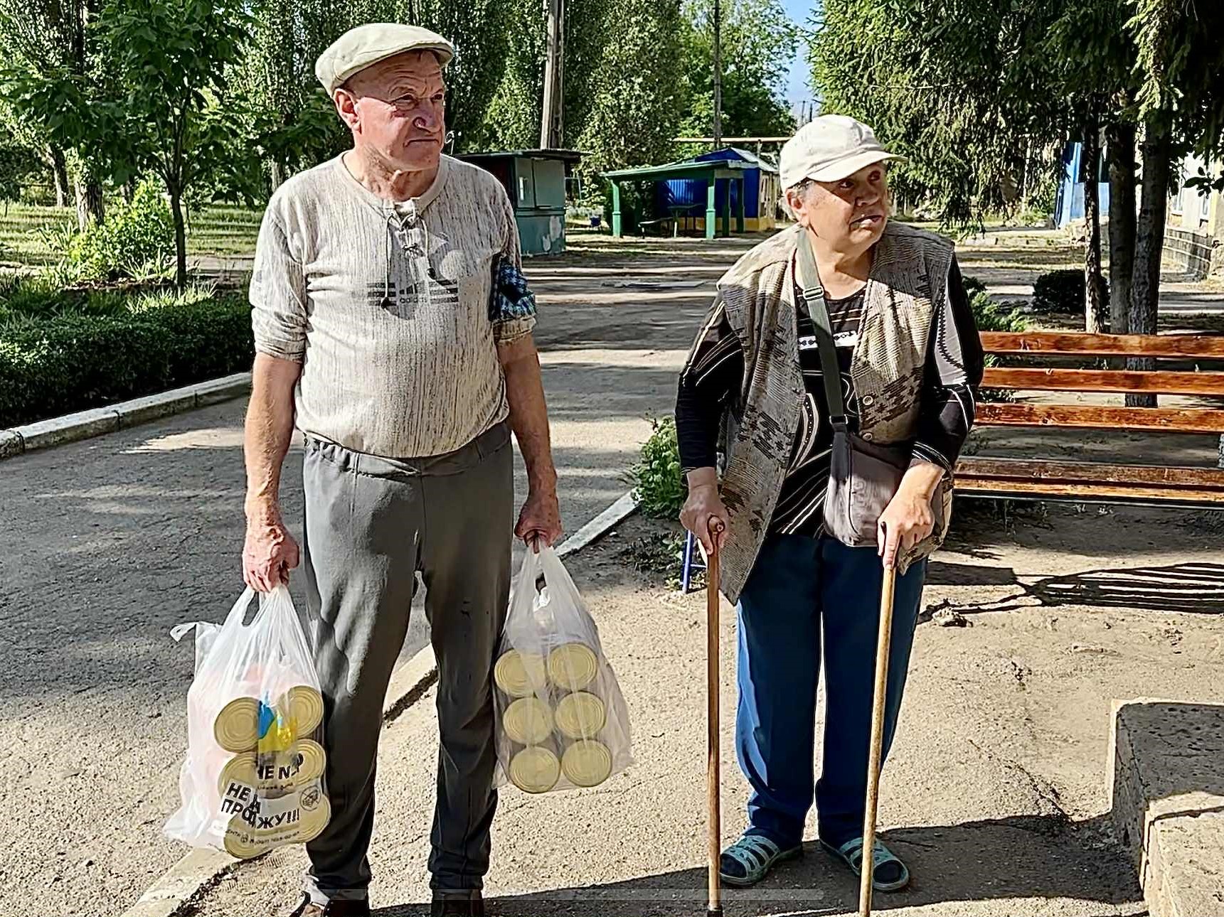 . Мешканці громади отримують гуманітарну допомогу