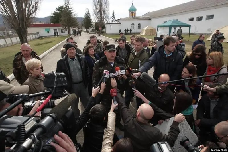 Стороженко дає коментар журналістам у дні анексії Криму Росією, 2014 рік