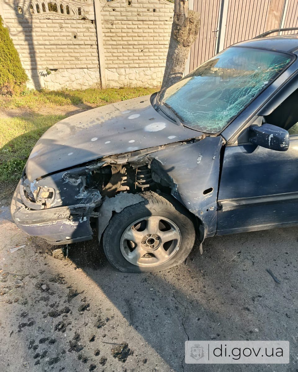 Пошкоджене авто унаслідок влучання дрону