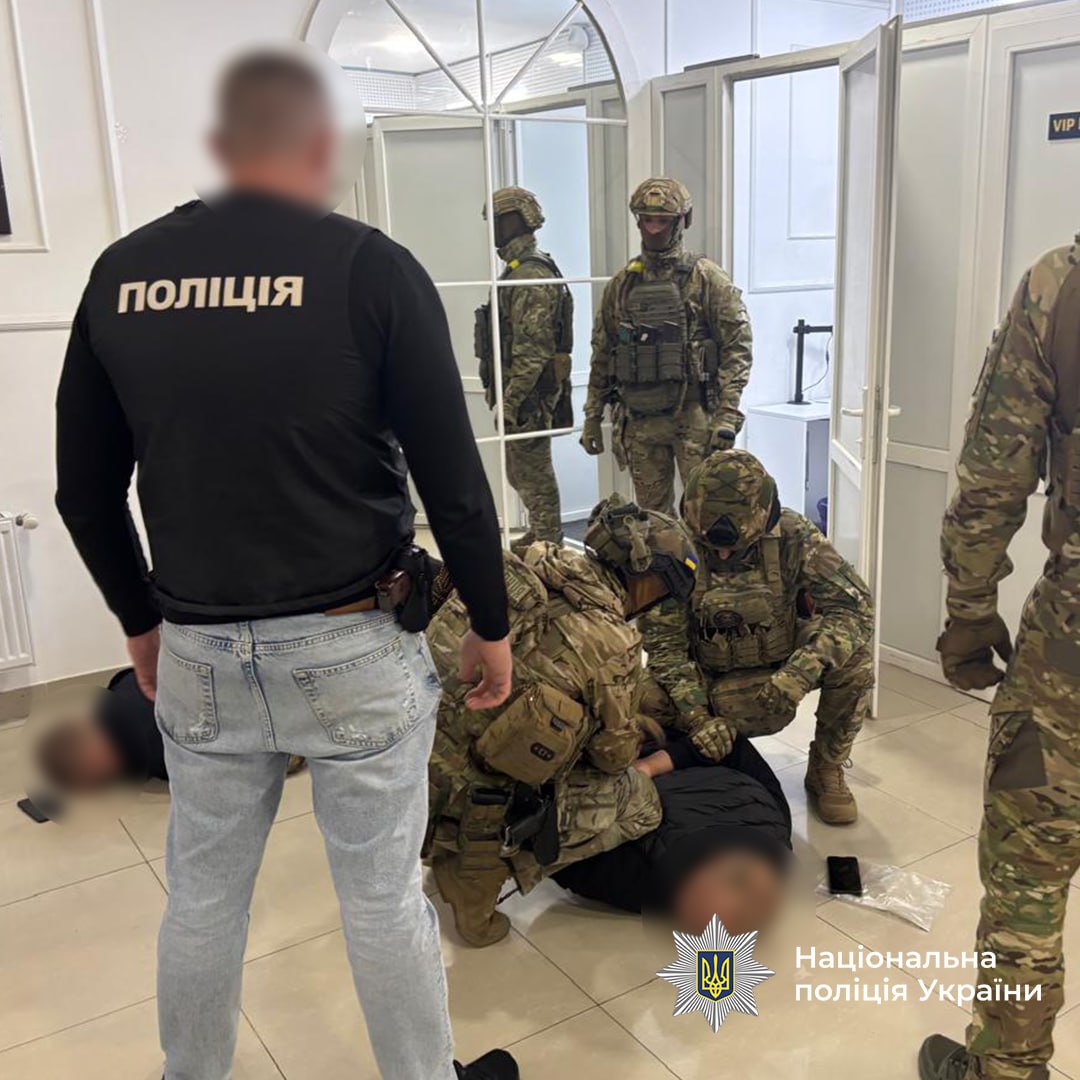 Організація нелегального виїзду чоловіків