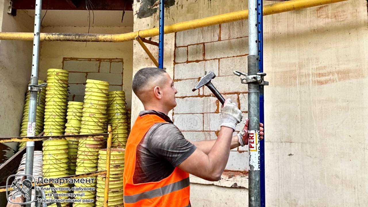 Фахівці ремонтують будівлю після обстрілів