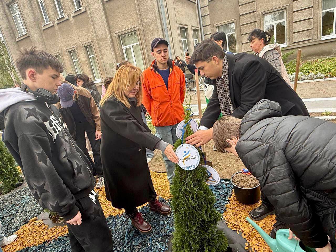 Алея пам’яті героїв серед випускників шкіл