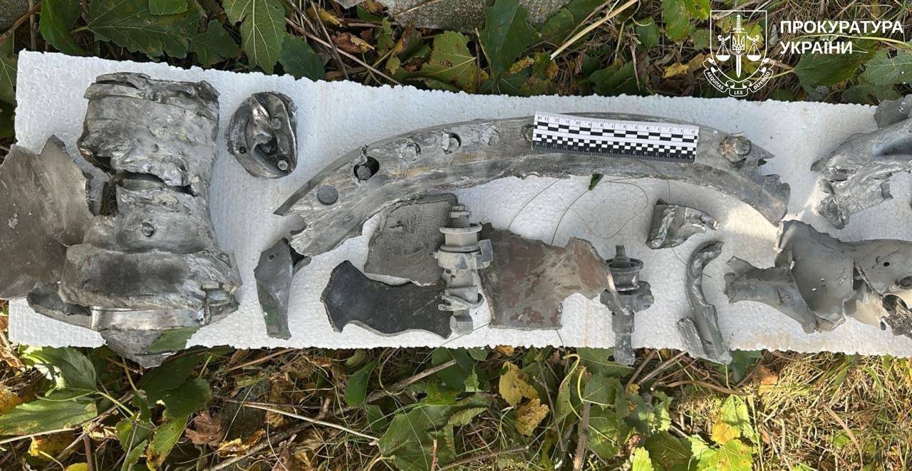 Уламки ракети Іскандер, якою росіяни вдарили по селу Гроза 5 жовтня 2023 року