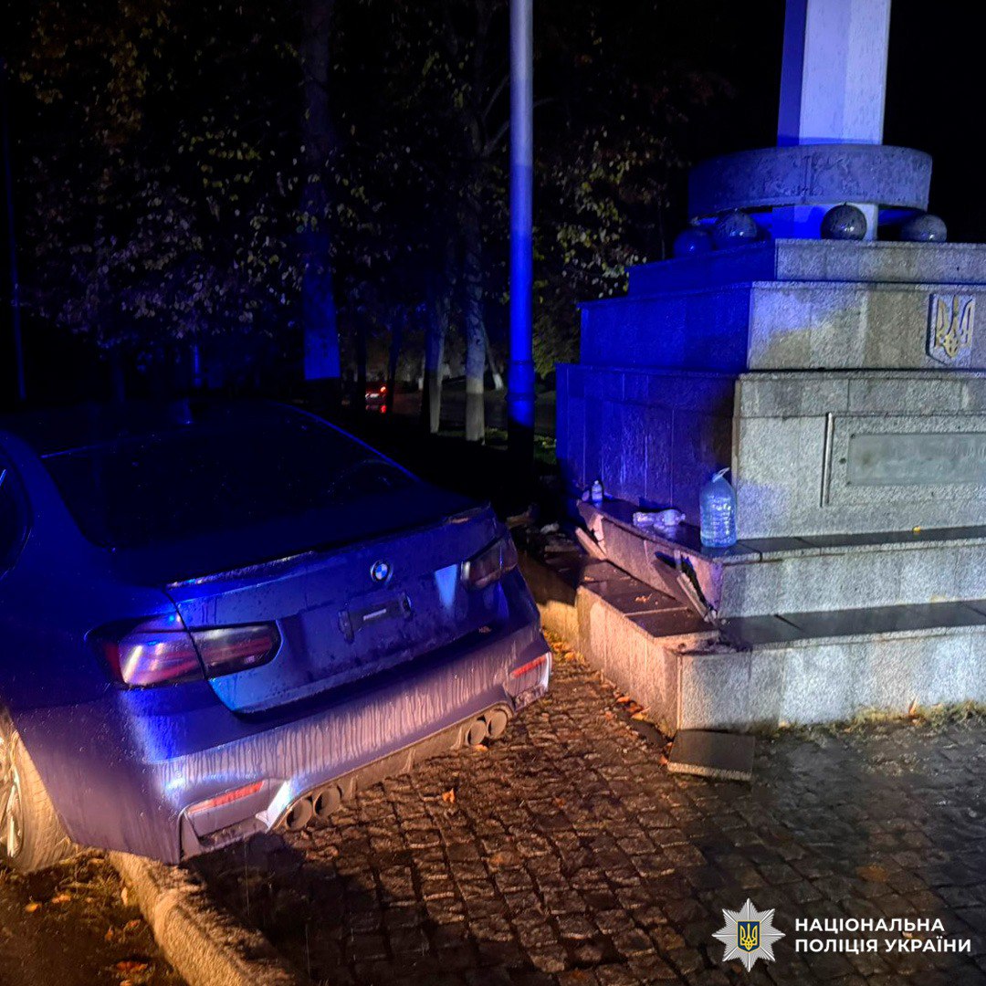 У центрі Харкова BMW врізався в пам’ятник