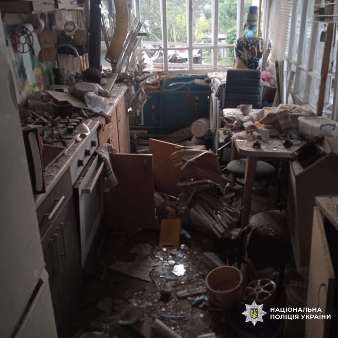 Пошкоджений обстрілом будинок