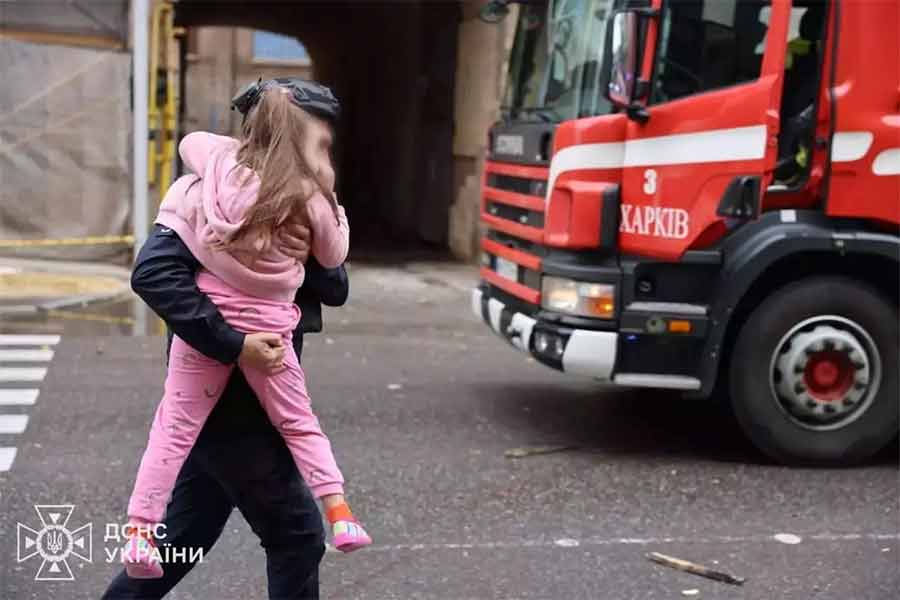 З укриття у атакованому садку евакуюють дітей 