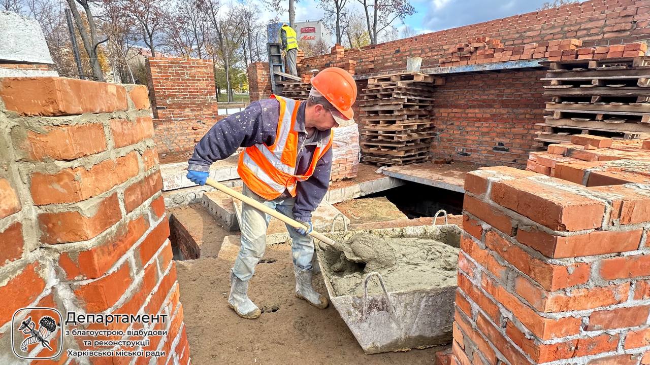 Ремонтують будинок, зруйнований обстрілами