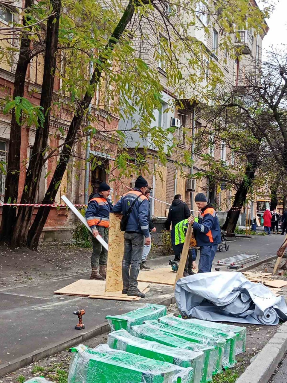 Комунальники ліквідовують наслідки російського удару