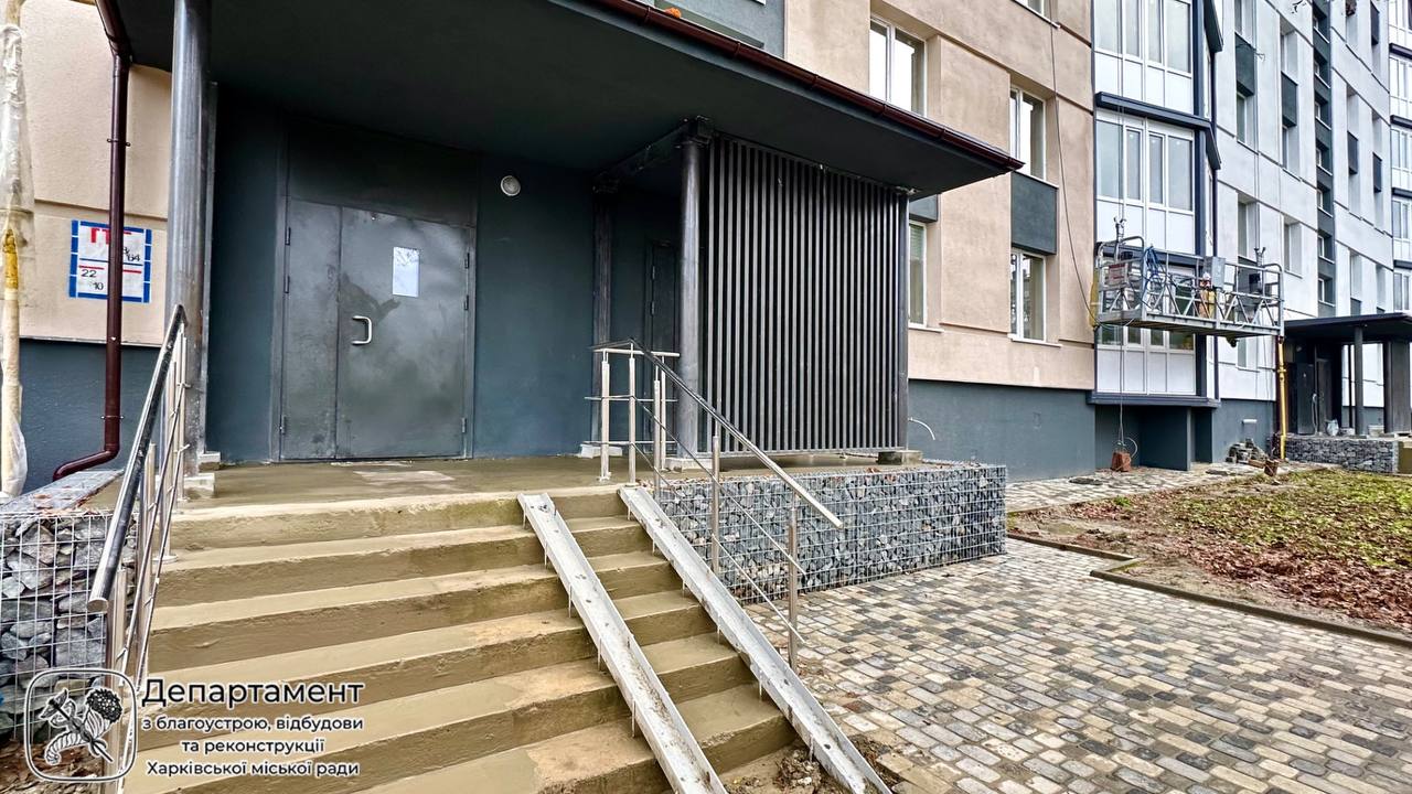 Відновлений вхід до під'їзду