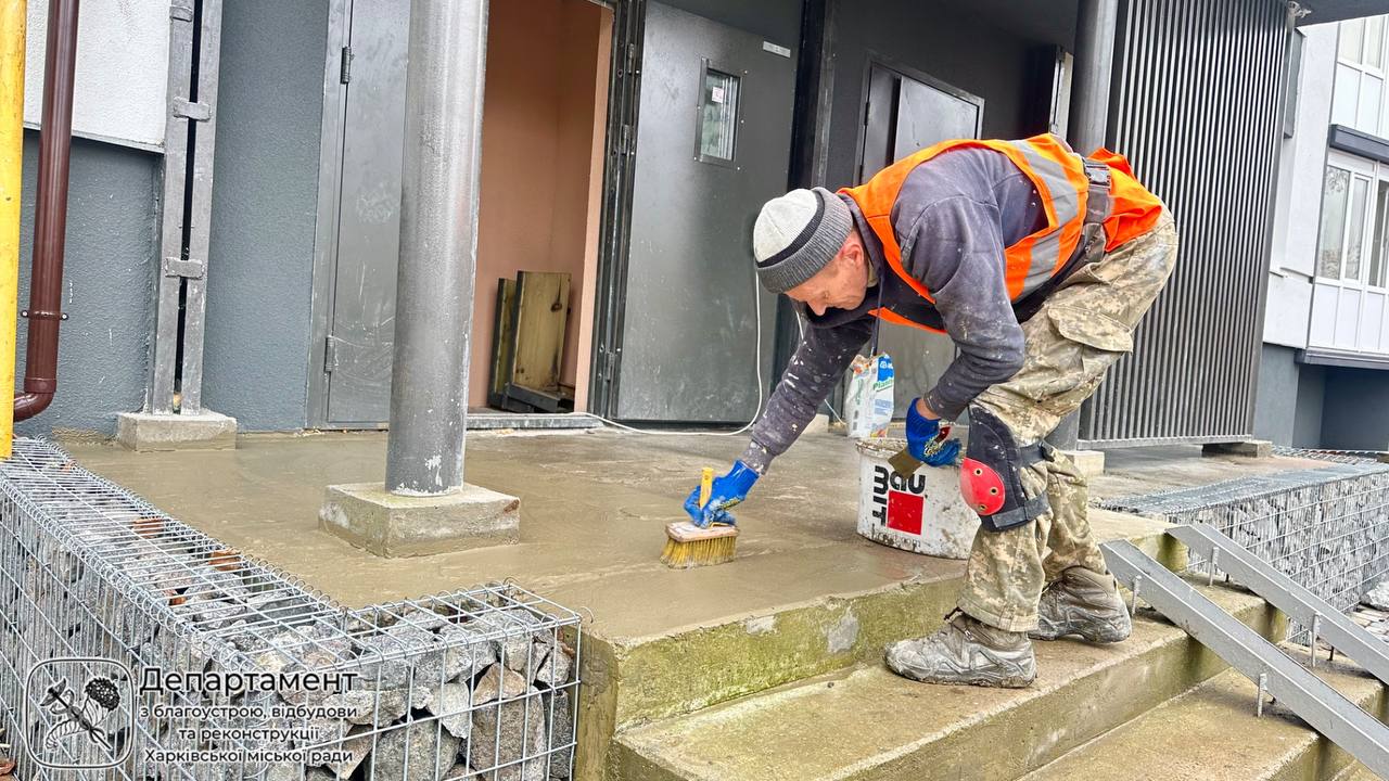 Фахівці ремонтують будинок