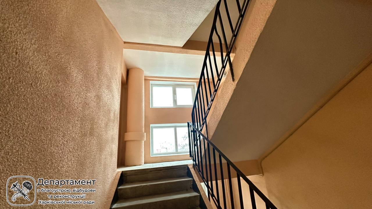 Вигляд відновленого під'їзду