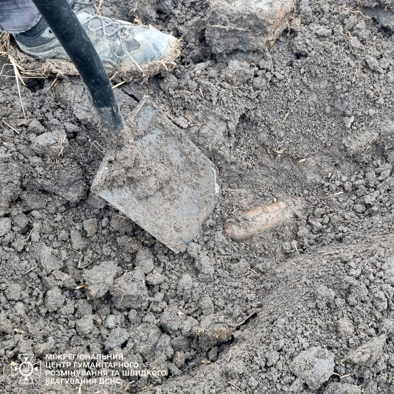 Артснаряди у полі Харківщини