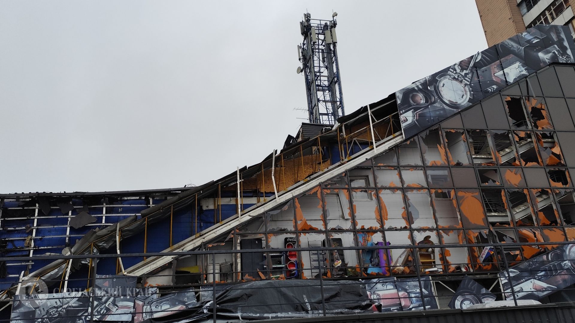 Пошкоджений унаслідок обстрілу магазин Сільпо