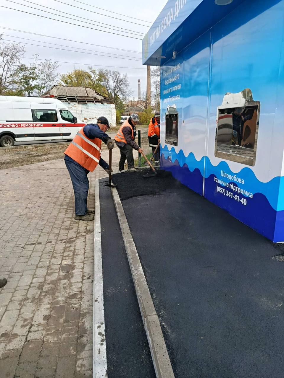 Фахівці асфальтують підходи до бюветів