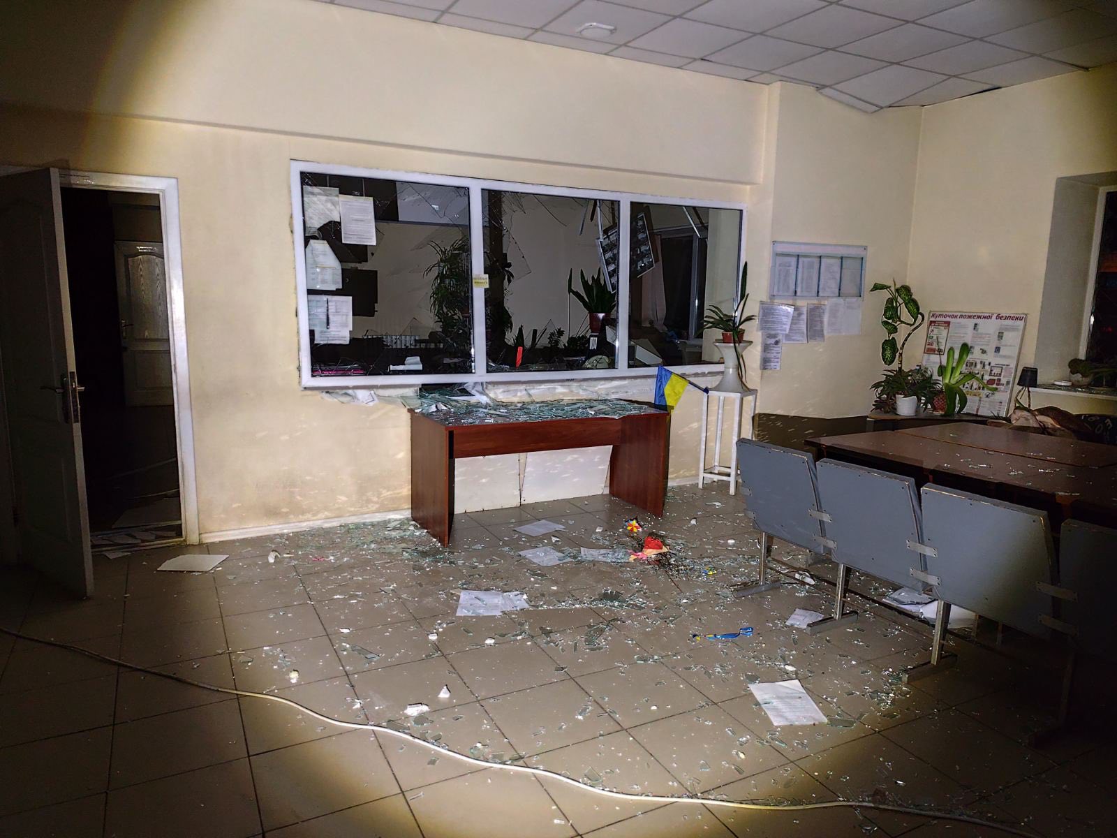 Пошкоджена будівля екстреної допомоги