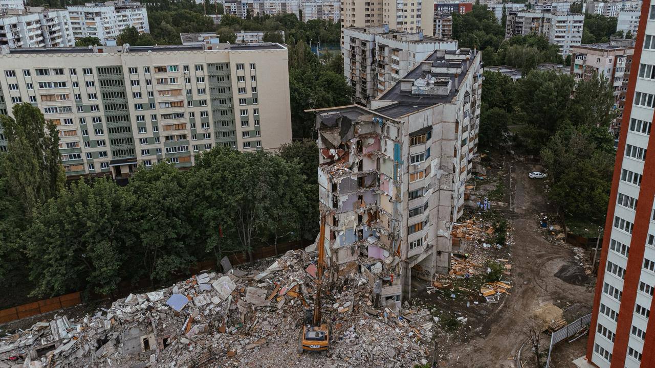 Зруйнований обстрілами будинок